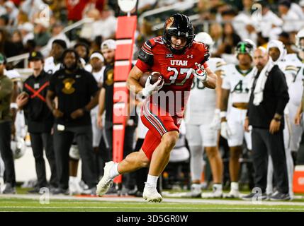 Waco, Texas, Stati Uniti. 15 novembre 2025. Il linebacker degli Utah Utes Trey Reynolds (37) intercetta la palla e corre con la palla durante la seconda metà della partita di football NCAA tra Utah Utes the e Baylor Bears al McLane Stadium di Waco, Texas. Matthew Lynch/CSM/Alamy Live News Foto Stock