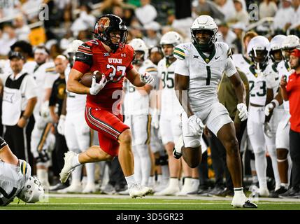 Waco, Texas, Stati Uniti. 15 novembre 2025. Il linebacker degli Utah Utes Trey Reynolds (37) intercetta la palla e corre con la palla durante la seconda metà della partita di football NCAA tra Utah Utes the e Baylor Bears al McLane Stadium di Waco, Texas. Matthew Lynch/CSM/Alamy Live News Foto Stock