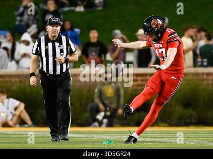 Waco, Texas, Stati Uniti. 15 novembre 2025. Il kicker degli Utah Utes Dillon Curtis (17) dà il via al pallone durante la seconda metà della partita di football NCAA tra Utah Utes the e Baylor Bears al McLane Stadium di Waco, Texas. Matthew Lynch/CSM/Alamy Live News Foto Stock