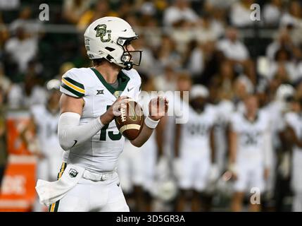 Waco, Texas, Stati Uniti. 15 novembre 2025. Il quarterback dei Baylor Bears Sawyer Robertson (13) scende indietro per passaggio durante la seconda metà della partita di football NCAA tra Utah Utes the e Baylor Bears al McLane Stadium di Waco, Texas. Matthew Lynch/CSM/Alamy Live News Foto Stock