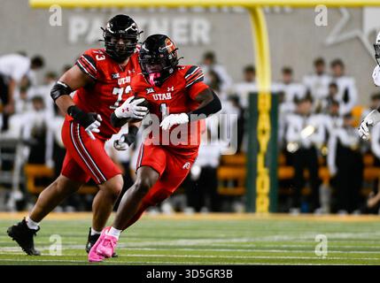 Waco, Texas, Stati Uniti. 15 novembre 2025. Il running back degli Utah Utes Wayshawn Parker (1) corre con la palla durante la seconda metà della partita di football NCAA tra Utah Utes the e Baylor Bears al McLane Stadium di Waco, Texas. Matthew Lynch/CSM/Alamy Live News Foto Stock