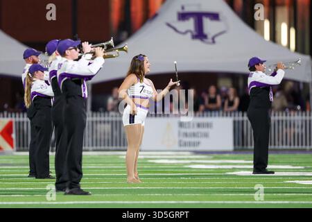 Stephenville, Texas, Stati Uniti. 15 novembre 2025. Un testimone ospite si esibisce con la banda di marcia dello stato di Tarleton prima della partita contro il North Alabama al Memorial Stadium di Stephenville il sabato. (Immagine di credito: © Brian McLean/ZUMA Press Wire) SOLO PER USO EDITORIALE! Non per USO commerciale! Foto Stock