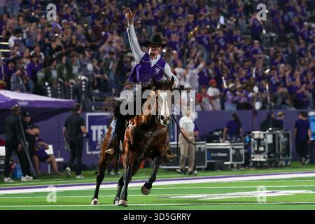 Stephenville, Texas, Stati Uniti. 15 novembre 2025. I Tarleton State Texan Rider cavalcano sul campo prima della partita contro il North Alabama al Memorial Stadium di Stephenville, sabato. (Immagine di credito: © Brian McLean/ZUMA Press Wire) SOLO PER USO EDITORIALE! Non per USO commerciale! Foto Stock