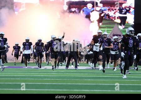 Stephenville, Texas, Stati Uniti. 15 novembre 2025. La squadra di football dello stato di Tarleton entra in campo prima della partita contro il North Alabama al Memorial Stadium di Stephenville, sabato. (Immagine di credito: © Brian McLean/ZUMA Press Wire) SOLO PER USO EDITORIALE! Non per USO commerciale! Foto Stock