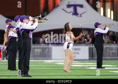 Stephenville, Texas, Stati Uniti. 15 novembre 2025. Un testimone ospite si esibisce con la banda di marcia dello stato di Tarleton prima della partita contro il North Alabama al Memorial Stadium di Stephenville il sabato. (Immagine di credito: © Brian McLean/ZUMA Press Wire) SOLO PER USO EDITORIALE! Non per USO commerciale! Foto Stock