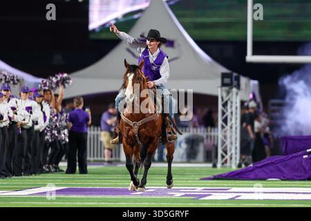 Stephenville, Texas, Stati Uniti. 15 novembre 2025. I Tarleton State Texan Rider cavalcano sul campo prima della partita contro il North Alabama al Memorial Stadium di Stephenville, sabato. (Immagine di credito: © Brian McLean/ZUMA Press Wire) SOLO PER USO EDITORIALE! Non per USO commerciale! Foto Stock