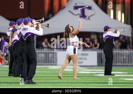 Stephenville, Texas, Stati Uniti. 15 novembre 2025. Un testimone ospite si esibisce con la banda di marcia dello stato di Tarleton prima della partita contro il North Alabama al Memorial Stadium di Stephenville il sabato. (Immagine di credito: © Brian McLean/ZUMA Press Wire) SOLO PER USO EDITORIALE! Non per USO commerciale! Foto Stock