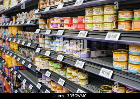 Vista ravvicinata degli scaffali di cibo per gatti in scatola nella sala degli alimenti per animali domestici in un supermercato Walmart Foto Stock