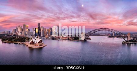 Vicino all'alba, vista panoramica del porto cittadino di Sydney dal ponte sul porto. Foto Stock