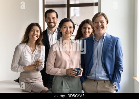 Ritratto di squadra che sorride il personale del reparto multietnico che lavora insieme in ufficio Foto Stock