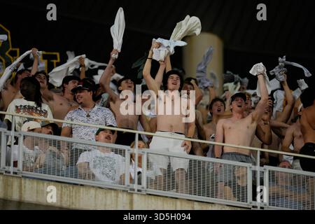 Waco, Texas, Stati Uniti. 15 novembre 2025. Gli studenti del Baylor esultano durante la prima metà della partita di football tra i Baylor Bears e gli Utah Utes il 15 novembre 2025 a Waco, Texas. (Credit Image: © Scott Coleman/ZUMA Press Wire) SOLO PER USO EDITORIALE! Non per USO commerciale! Foto Stock