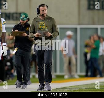 Waco, Texas, Stati Uniti. 15 novembre 2025. Il coordinatore offensivo del Baylor JAKE SPAVITAL durante la prima metà della partita di football tra i Baylor Bears e gli Utah Utes il 15 novembre 2025 a Waco, Texas. (Credit Image: © Scott Coleman/ZUMA Press Wire) SOLO PER USO EDITORIALE! Non per USO commerciale! Foto Stock