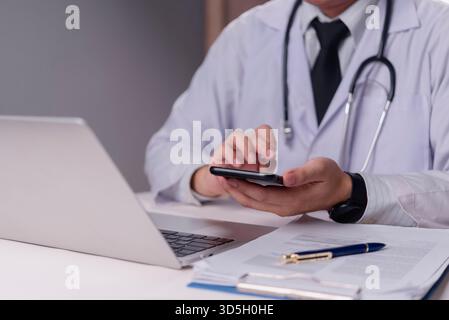 Medico che utilizza lo smartphone, medico, telemedicina, consultazione online, comunicazione sanitaria, sanità digitale, tecnologia in medicina, re Foto Stock