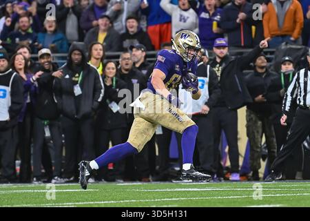 Seattle Washington, Stati Uniti. 15 novembre 2025. Washington Huskies tight end Decker DeGraaf (86) durante la partita di football NCAA tra i Purdue Boilermakers e i Washington Huskies a Seattle. Washington sconfisse Purdue 49-13. Steve Faber/CSM/Alamy Live News Foto Stock