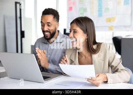 Due allegri colleghi di ufficio e amici che si divertono Foto Stock