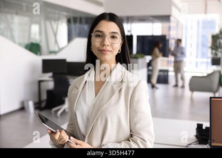 Sicuro di sé bella giovane asiatico business professionale che guarda la fotocamera Foto Stock