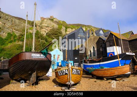 Centro storico di Hastings, barche storiche, museo marittimo sulla spiaggia Old Town Stade East Sussex, Regno Unito Foto Stock