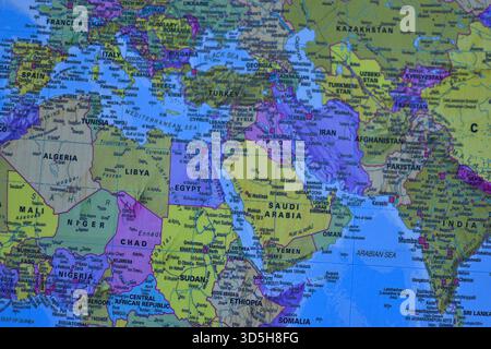 La mappa politica evidenzia l'Europa, il Nord Africa e il Medio Oriente, mostrando i confini nazionali, le principali città, e relazioni geografiche regionali. Foto Stock
