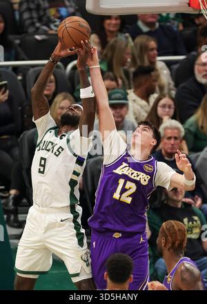 Milwaukee, Stati Uniti. 15 novembre 2025. Bobby Portis (L) dei Milwaukee Bucks si scontrò con Jake Laravia dei Los Angeles Lakers durante la partita di stagione regolare 2025-2026 tra i Milwaukee Bucks e i Los Angeles Lakers a Milwaukee, negli Stati Uniti, il 15 novembre 2025. Crediti: Joel Lerner/Xinhua/Alamy Live News Foto Stock