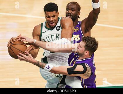 Milwaukee, Stati Uniti. 15 novembre 2025. Giannis Antetokounmpo (L) dei Milwaukee Bucks si scontrò con Luka Doncic (R) dei Los Angeles Lakers durante la partita di stagione regolare 2025-2026 tra Milwaukee Bucks e Los Angeles Lakers a Milwaukee, negli Stati Uniti, il 15 novembre 2025. Crediti: Joel Lerner/Xinhua/Alamy Live News Foto Stock