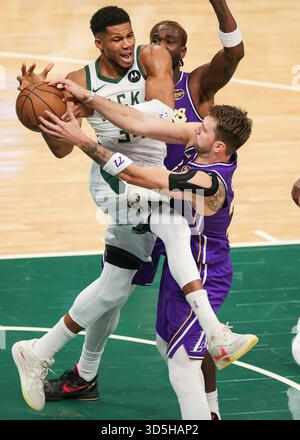 Milwaukee, Stati Uniti. 15 novembre 2025. Giannis Antetokounmpo (L) dei Milwaukee Bucks si scontrò con Luka Doncic (R) dei Los Angeles Lakers durante la partita di stagione regolare 2025-2026 tra Milwaukee Bucks e Los Angeles Lakers a Milwaukee, negli Stati Uniti, il 15 novembre 2025. Crediti: Joel Lerner/Xinhua/Alamy Live News Foto Stock