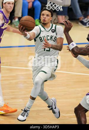 Milwaukee, Stati Uniti. 15 novembre 2025. Ryan Rollins dei Milwaukee Bucks (davanti) gareggiò durante la partita di stagione regolare 2025-2026 tra Milwaukee Bucks e Los Angeles Lakers a Milwaukee, negli Stati Uniti, il 15 novembre 2025. Crediti: Joel Lerner/Xinhua/Alamy Live News Foto Stock