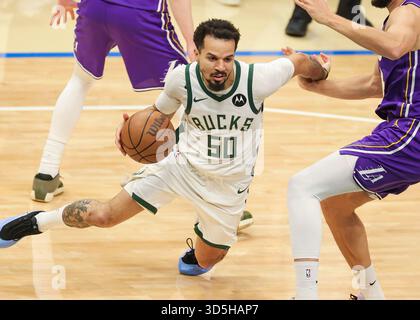Milwaukee, Stati Uniti. 15 novembre 2025. Cole Anthony dei Milwaukee Bucks gareggia nella partita di stagione regolare NBA 2025-2026 tra Milwaukee Bucks e Los Angeles Lakers a Milwaukee, negli Stati Uniti, il 15 novembre 2025. Crediti: Joel Lerner/Xinhua/Alamy Live News Foto Stock