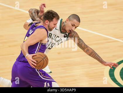 Milwaukee, Stati Uniti. 15 novembre 2025. Luka Doncic (davanti) dei Los Angeles Lakers si scontrò con Kyle Kuzma dei Milwaukee Bucks durante la partita di stagione regolare NBA 2025-2026 tra Milwaukee Bucks e Los Angeles Lakers a Milwaukee, negli Stati Uniti, il 15 novembre 2025. Crediti: Joel Lerner/Xinhua/Alamy Live News Foto Stock