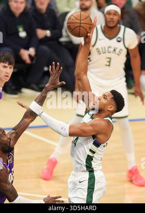 Milwaukee, Stati Uniti. 15 novembre 2025. Giannis Antetokounmpo dei Milwaukee Bucks spara durante la partita di stagione regolare 2025-2026 tra Milwaukee Bucks e Los Angeles Lakers a Milwaukee, negli Stati Uniti, il 15 novembre 2025. Crediti: Joel Lerner/Xinhua/Alamy Live News Foto Stock
