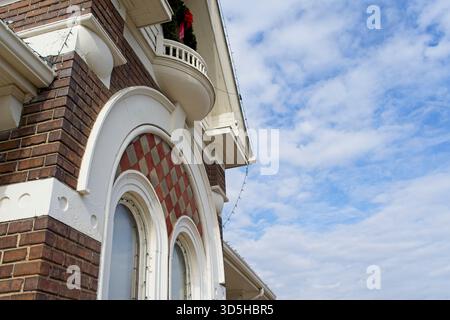 Architettura decorata in mattoni contro un cielo blu Foto Stock