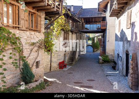 La pittoresca strada e le belle case tradizionali del villaggio rango in provincia di Trento, Trentino alto Adige, Italia Foto Stock