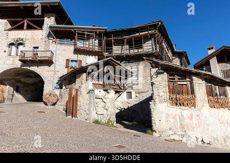 Belle case tradizionali del villaggio rango in provincia di Trento vicino al lago di Garda in Italia, vecchie case coloniche, attrazioni turistiche, Foto Stock