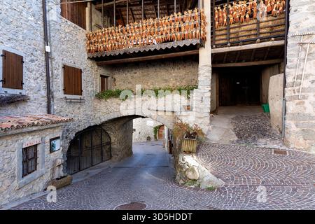 Belle case tradizionali del villaggio rango in provincia di Trento vicino al lago di Garda in Italia, vecchie case coloniche, attrazioni turistiche, Foto Stock