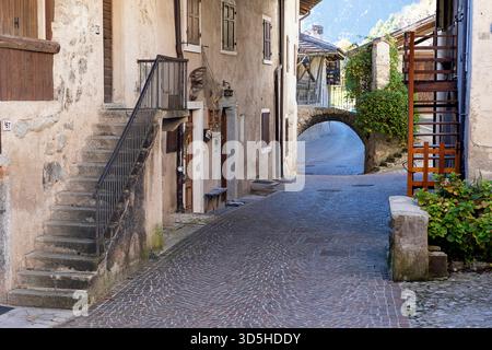 Belle case tradizionali del villaggio rango in provincia di Trento vicino al lago di Garda in Italia, vecchie case coloniche, attrazioni turistiche, Foto Stock