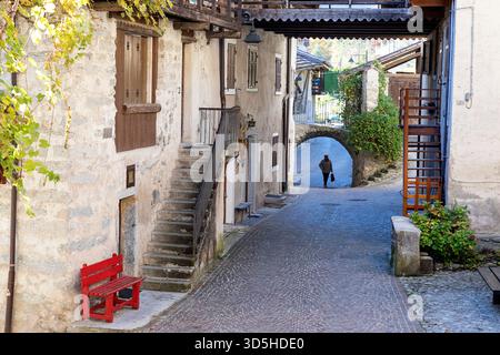La strada pittoresca e le belle case tradizionali di rango in provincia di Trento, Trentino alto Adige, Italia Foto Stock