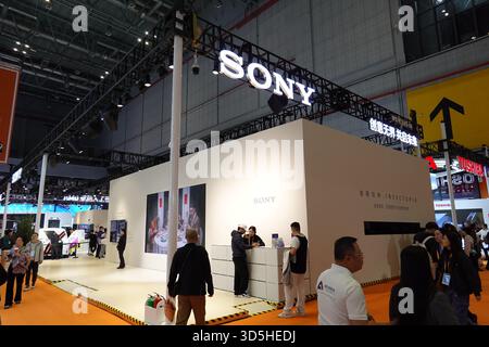 8 novembre 2025, Shanghai, Cina: Lo stand Sony attira molti visitatori all'8° China International Import Expo. (Immagine di credito: © Sheldon Cooper/SOPA Images via ZUMA Press Wire) SOLO PER USO EDITORIALE! Non per USO commerciale! Foto Stock