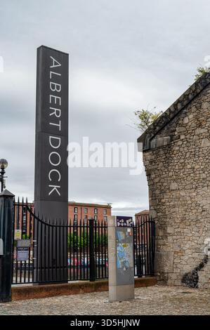 Liverpool, Regno Unito - 18 luglio 2025; cartello Albert Dock nella città di Liverpool. Foto Stock