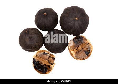 Limoni neri (loomi) secchi interi e dimezzati su sfondo bianco. Spezia tradizionale mediorientale utilizzata in cucina, tè e rimedi naturali per la salute. Foto Stock