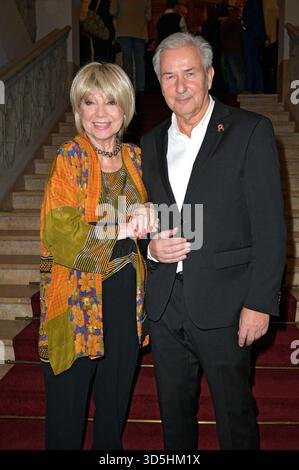 Judy Winter e Klaus Wowereit bei der 8. Verleihung des Götz George Preises 2025 im Kaiserin-Friedrich-Haus. Berlino, 15.11.2025 *** Judy Winter e Klaus Wowereit all'ottava presentazione del Premio Götz George 2025 al Kaiserin Friedrich Haus Berlin, 15 11 2025 foto:XM.xBehrensx/xFuturexImagex george 5133 Foto Stock
