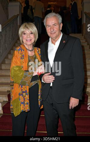 Judy Winter e Klaus Wowereit bei der 8. Verleihung des Götz George Preises 2025 im Kaiserin-Friedrich-Haus. Berlino, 15.11.2025 *** Judy Winter e Klaus Wowereit all'ottava presentazione del Premio Götz George 2025 al Kaiserin Friedrich Haus Berlin, 15 11 2025 foto:XM.xBehrensx/xFuturexImagex george 5134 Foto Stock