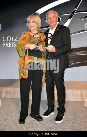 Judy Winter e Klaus Wowereit bei der 8. Verleihung des Götz George Preises 2025 im Kaiserin-Friedrich-Haus. Berlino, 15.11.2025 *** Judy Winter e Klaus Wowereit all'ottava presentazione del Premio Götz George 2025 al Kaiserin Friedrich Haus Berlin, 15 11 2025 foto:XM.xBehrensx/xFuturexImagex george 5165 Foto Stock