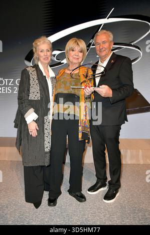 Marika George, Judy Winter e Klaus Wowereit bei der 8. Verleihung des Götz George Preises 2025 im Kaiserin-Friedrich-Haus. Berlino, 15.11.2025 *** Marika George, Judy Winter e Klaus Wowereit all'ottava presentazione del Premio Götz George 2025 al Kaiserin Friedrich Haus di Berlino, 15 11 2025 foto:XM.xBehrensx/xFuturexImagex george 5168 Foto Stock