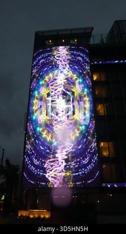 Los Angeles, California, USA 15 novembre 2025 Art Video Billboard su Sunset Blvd il 15 novembre 2025 a Los Angeles, California, USA. Foto di Barry King/Alamy Stock Photo Foto Stock