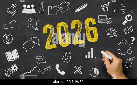 2026 scritto su una lavagna con icone Foto Stock