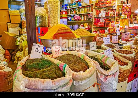 ISFAHAN, IRAN - 21 ottobre 2017: i sacchi con spezie fragranti davanti lo stallo del Grand Bazaar, il 21 ottobre a Isfahan. Foto Stock