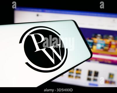 In questa illustrazione fotografica, uno smartphone con il logo della società indiana Physics Wallah Limited (PW) è visibile sullo schermo davanti al sito Web. (Foto di Timon Schneider / SOPA Images/Sipa USA) *** esclusivamente per notizie editoriali *** Foto Stock