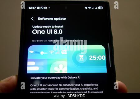 Cairo, Egitto, 10 novembre 2025: Download dell'aggiornamento software Samsung per telefoni cellulari Samsung Flagship, aggiornamento Galaxy ai One UI 8,0, versione android Foto Stock