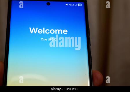Cairo, Egitto, 10 novembre 2025: Schermata di benvenuto per Galaxy ai One UI 8,0, aggiornamento software Samsung per telefoni cellulari Samsung Flagship, con securi Foto Stock