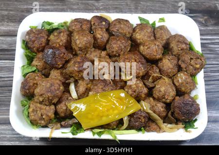 Il kofta cotto, un piatto di carne macinata stagionata, popolare in molte cucine tra cui il Medio Oriente, l'Asia meridionale e i Balcani, modellato in polpette o polpette Foto Stock