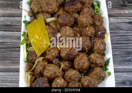 Il kofta cotto, un piatto di carne macinata stagionata, popolare in molte cucine tra cui il Medio Oriente, l'Asia meridionale e i Balcani, modellato in polpette o polpette Foto Stock